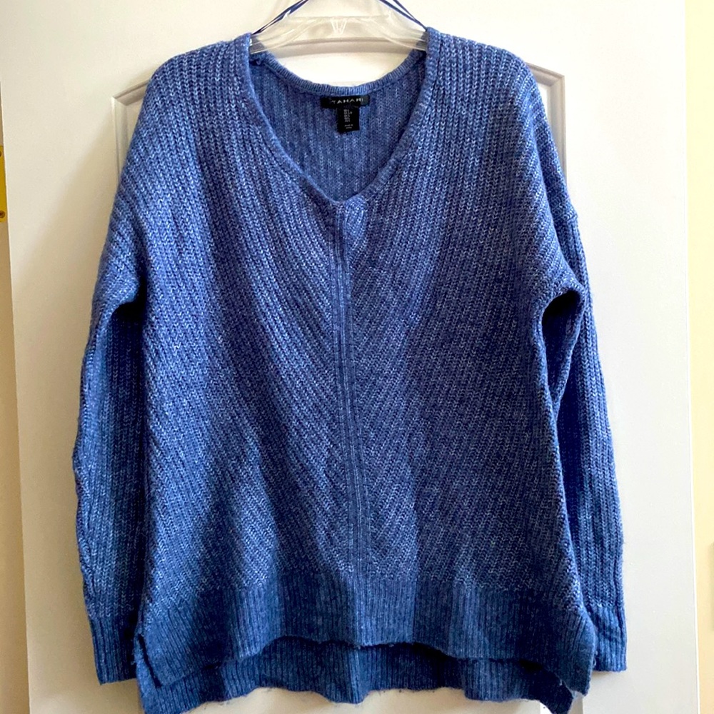 TAHARI wool blend v-neck sweater in size L